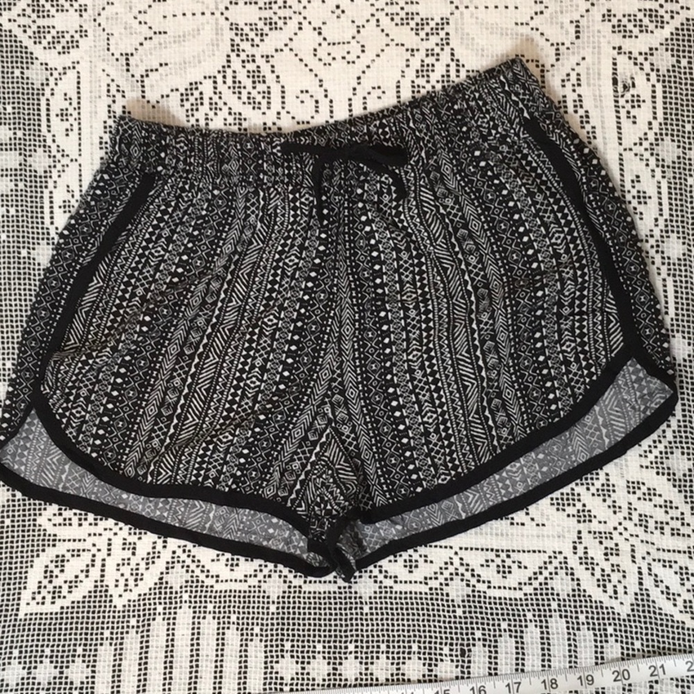 NWOT Love Tree Shorts Size Large